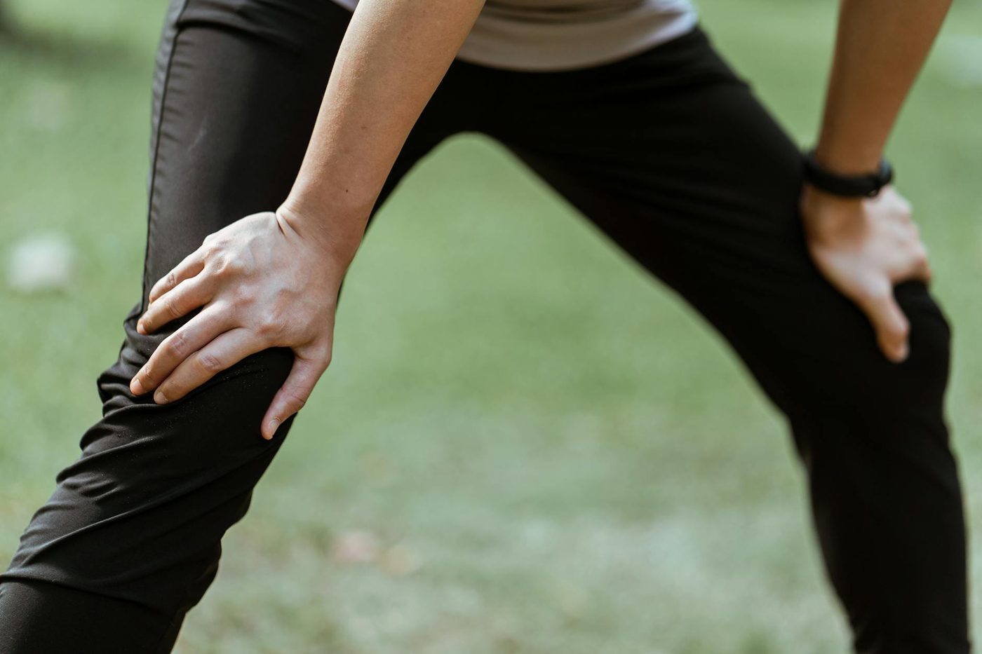 Runner holding the knee during recovery, matching MCL-side running knee brace selection.